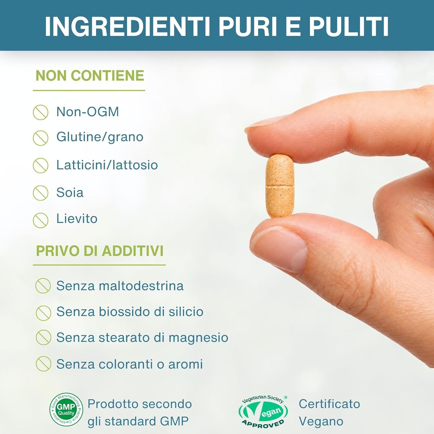 Una mano tiene una singola capsula multivitaminica, con un elenco di ingredienti non inclusi e certificazioni di qualità.