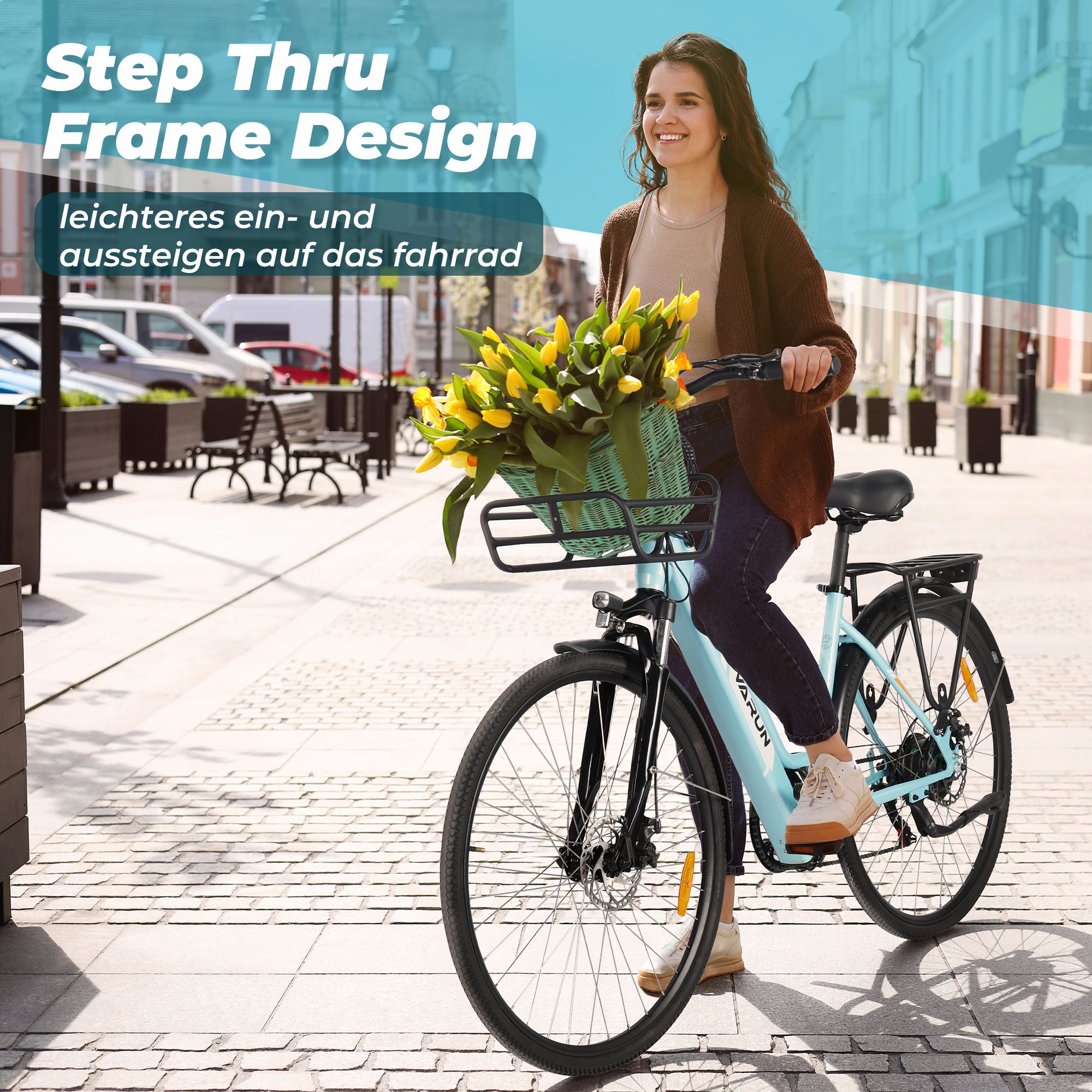Donna in sella a e-bike azzurra con cesto di fiori gialli. Testo: Step Thru Frame Design, salire e scendere più facilmente.