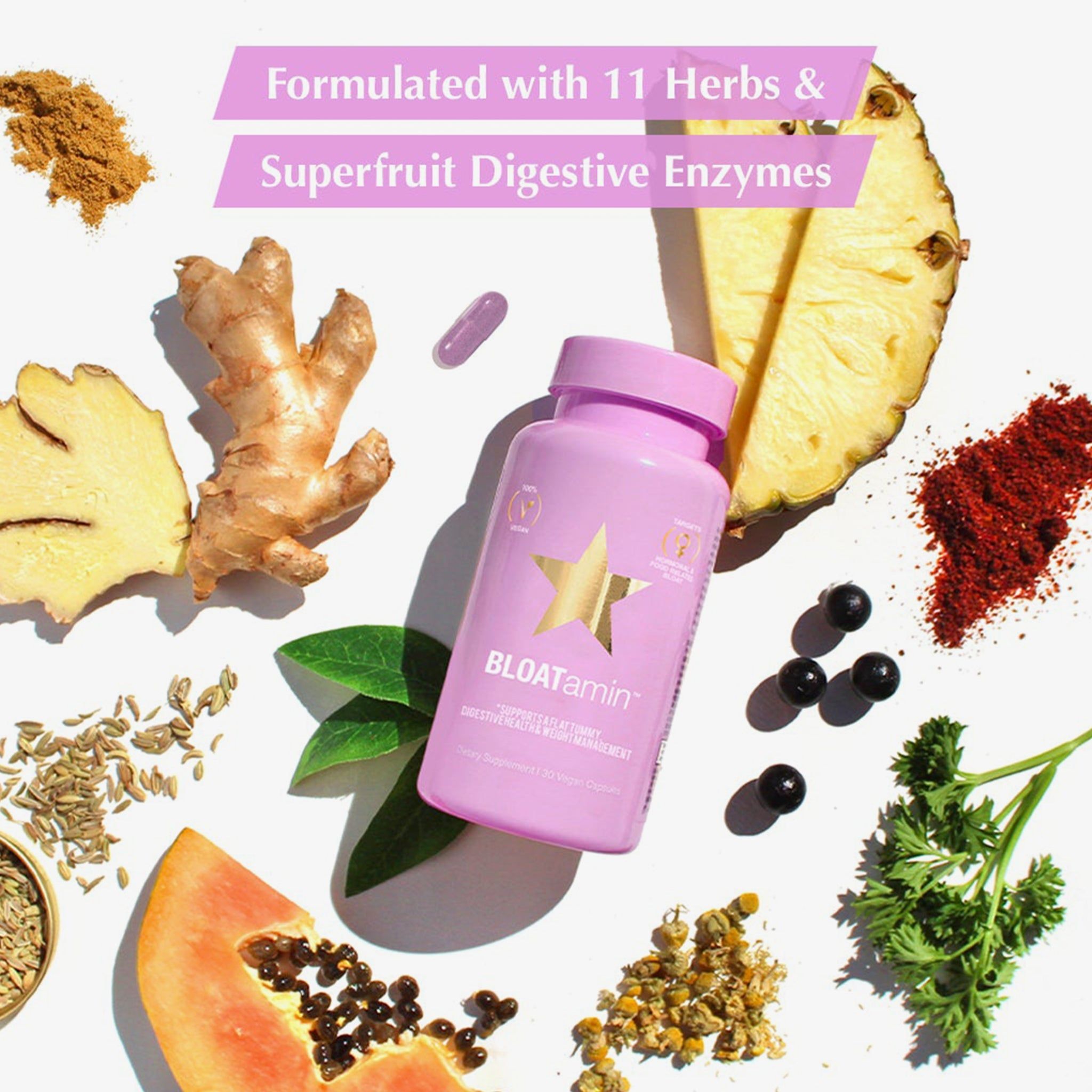 Una bottiglia rosa con l'etichetta BLOATamin, circondata da ingredienti come ananas, zenzero, papaya, camomilla e una capsula. Testo: Formulato con 11 erbe ed enzimi digestivi di superfrutta.