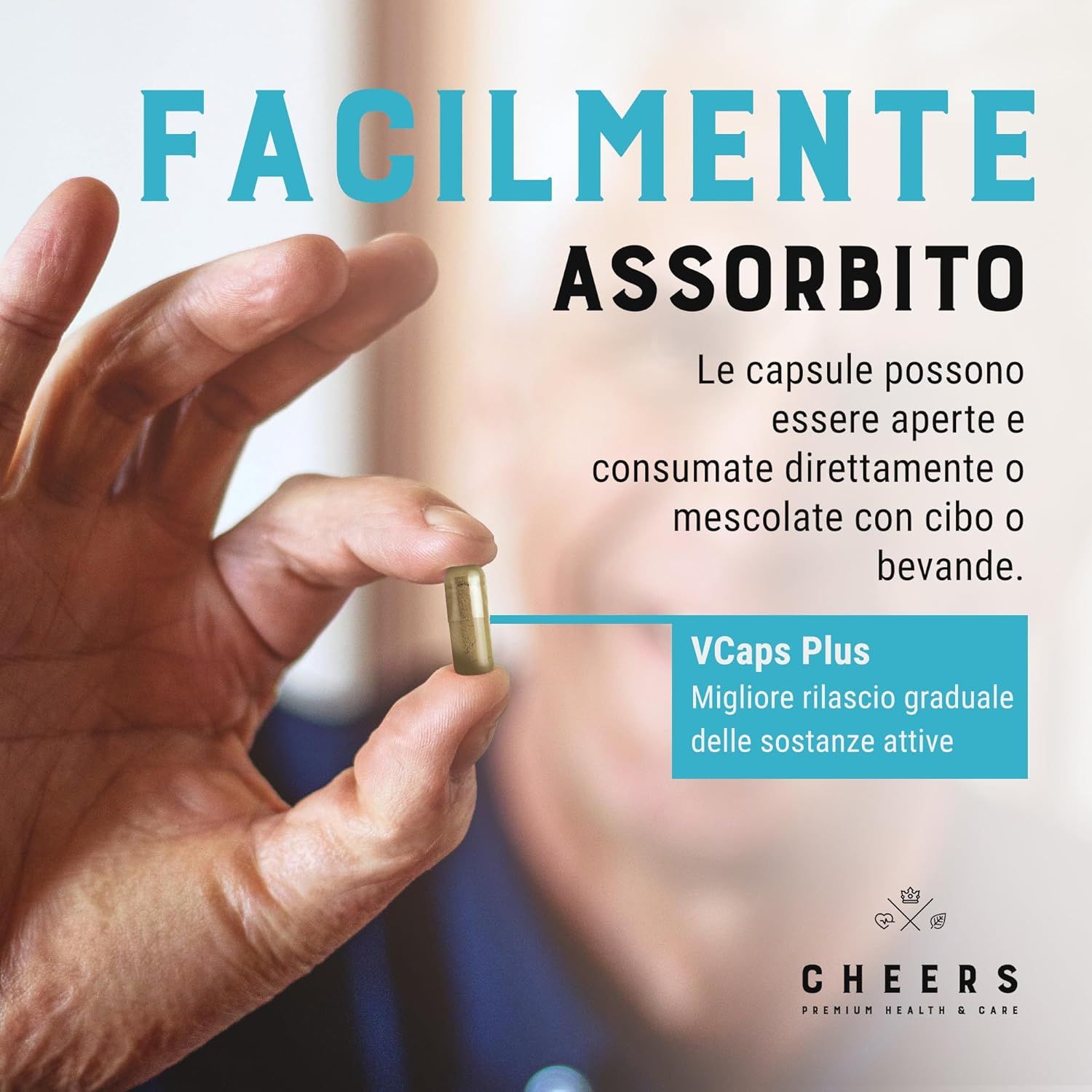 Mano che tiene una capsula. Testo: Le capsule possono essere aperte e consumate direttamente o mescolate con cibo o bevande. VCaps Plus.