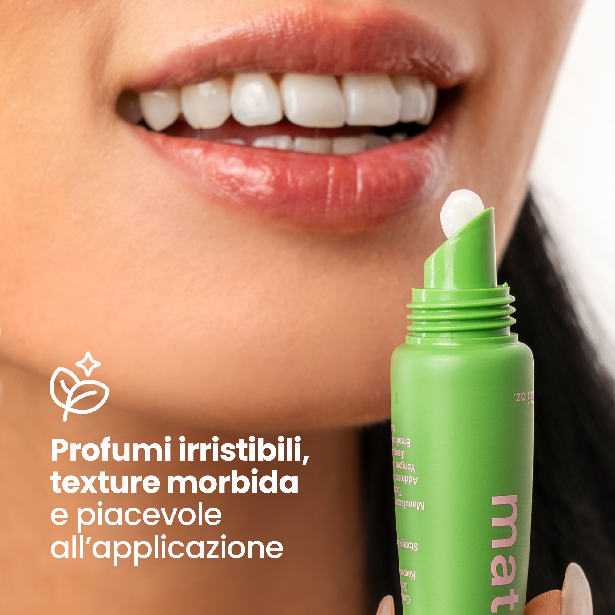 Tubo di balsamo labbra verde applicato sulle labbra. Testo: « Matcha ». Testo: « Profumi irresistibili, texture morbida » (profumi irresistibili, texture morbida).