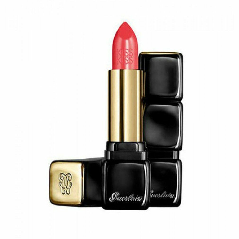 Rossetto rosso in stick nero e tubo dorato. Incisione KissKiss sul rossetto.