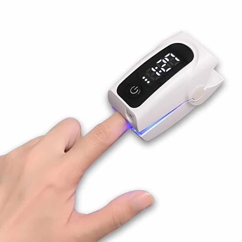Dispositivo laser su un dito, con luce blu e display digitale.