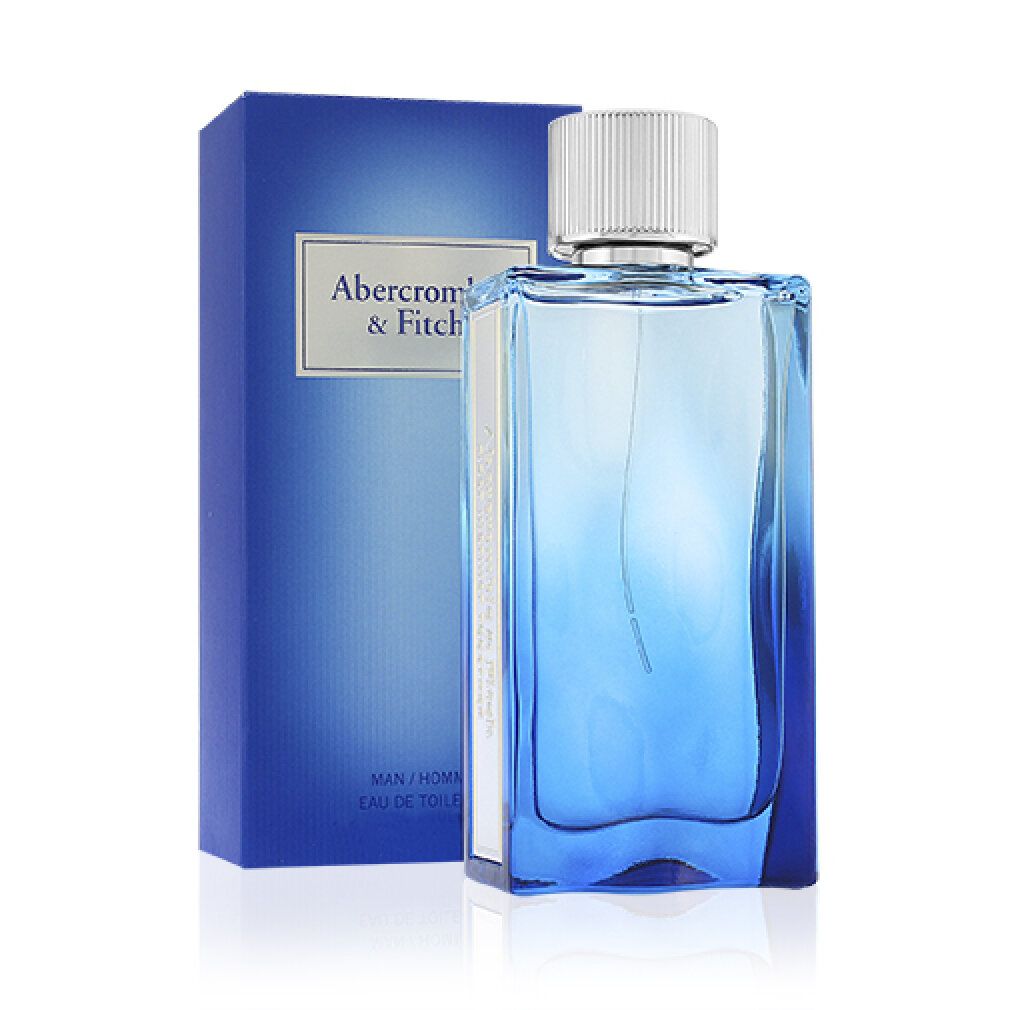 Flacone di profumo blu e scatola. Sulla scatola c'è scritto "Abercrombie & Fitch". Il flacone ha un tappo argentato.