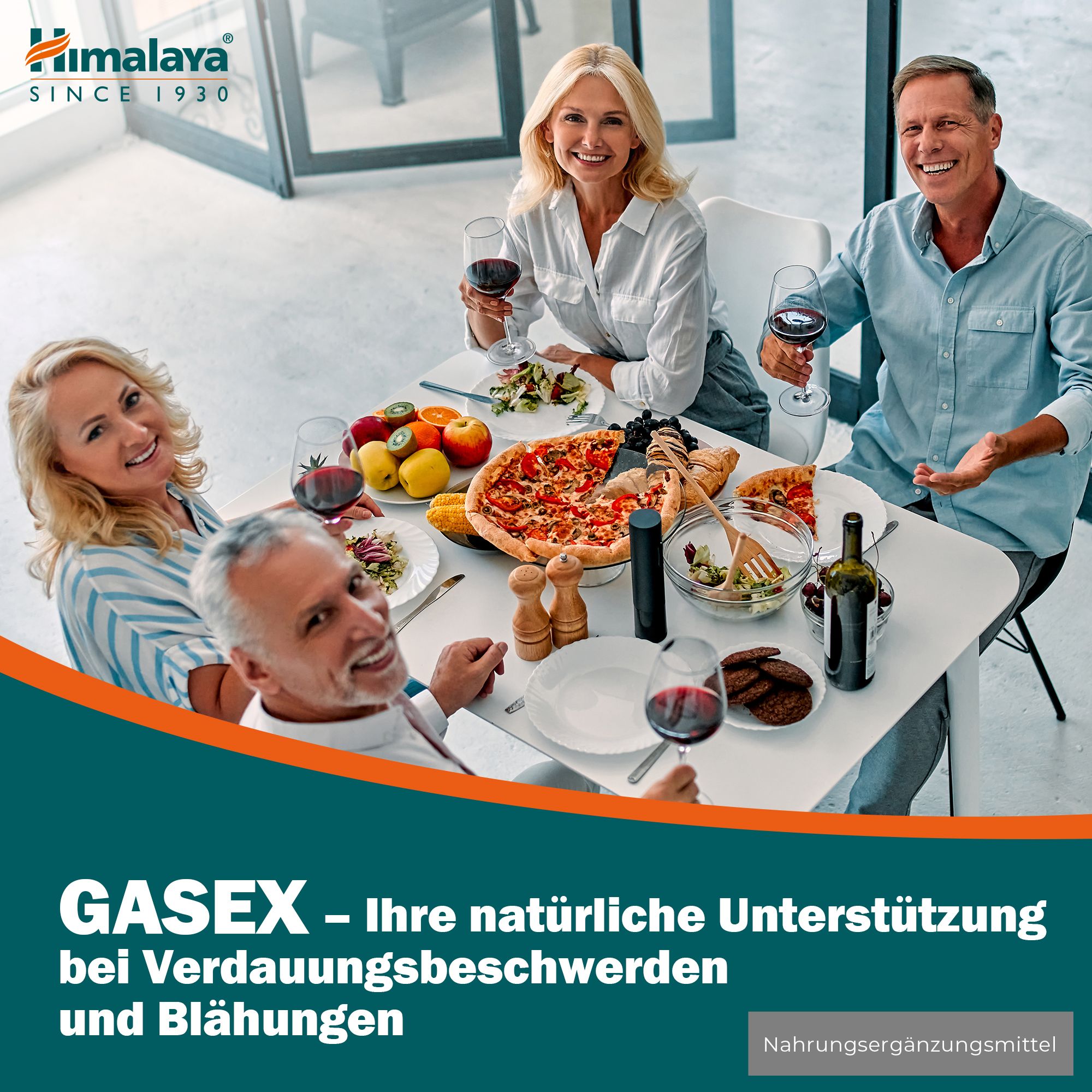 Persone che gustano un pasto con Himalaya Gasex sul tavolo.