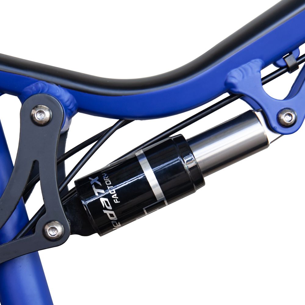 Primo piano dell'ammortizzatore di una e-MTB blu. Scritta HedaTX Factory.