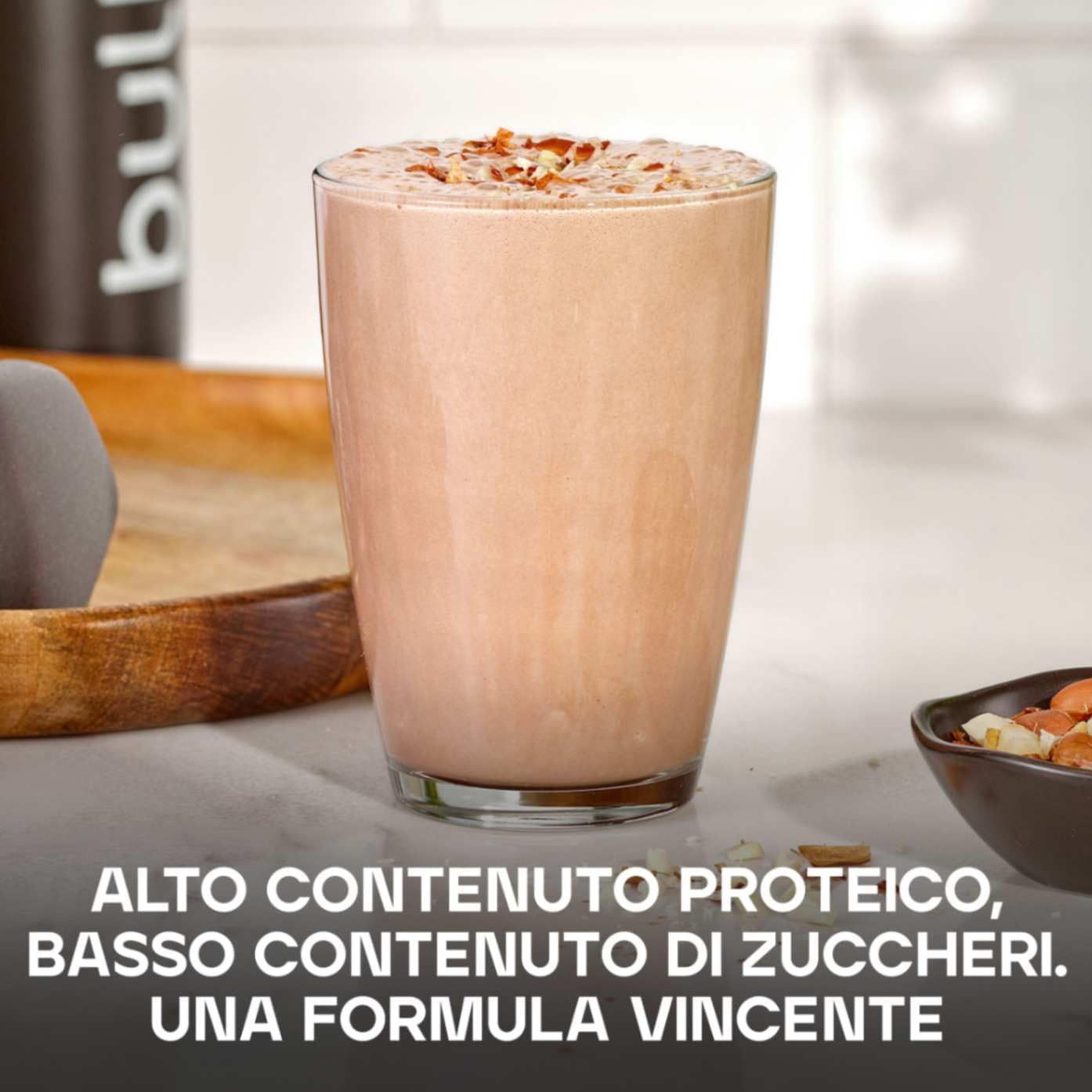Bicchiere con frullato. Testo: ALTO CONTENUTO PROTEICO, BASSO CONTENUTO DI ZUCCHERI. UNA FORMULA VINCENTE.