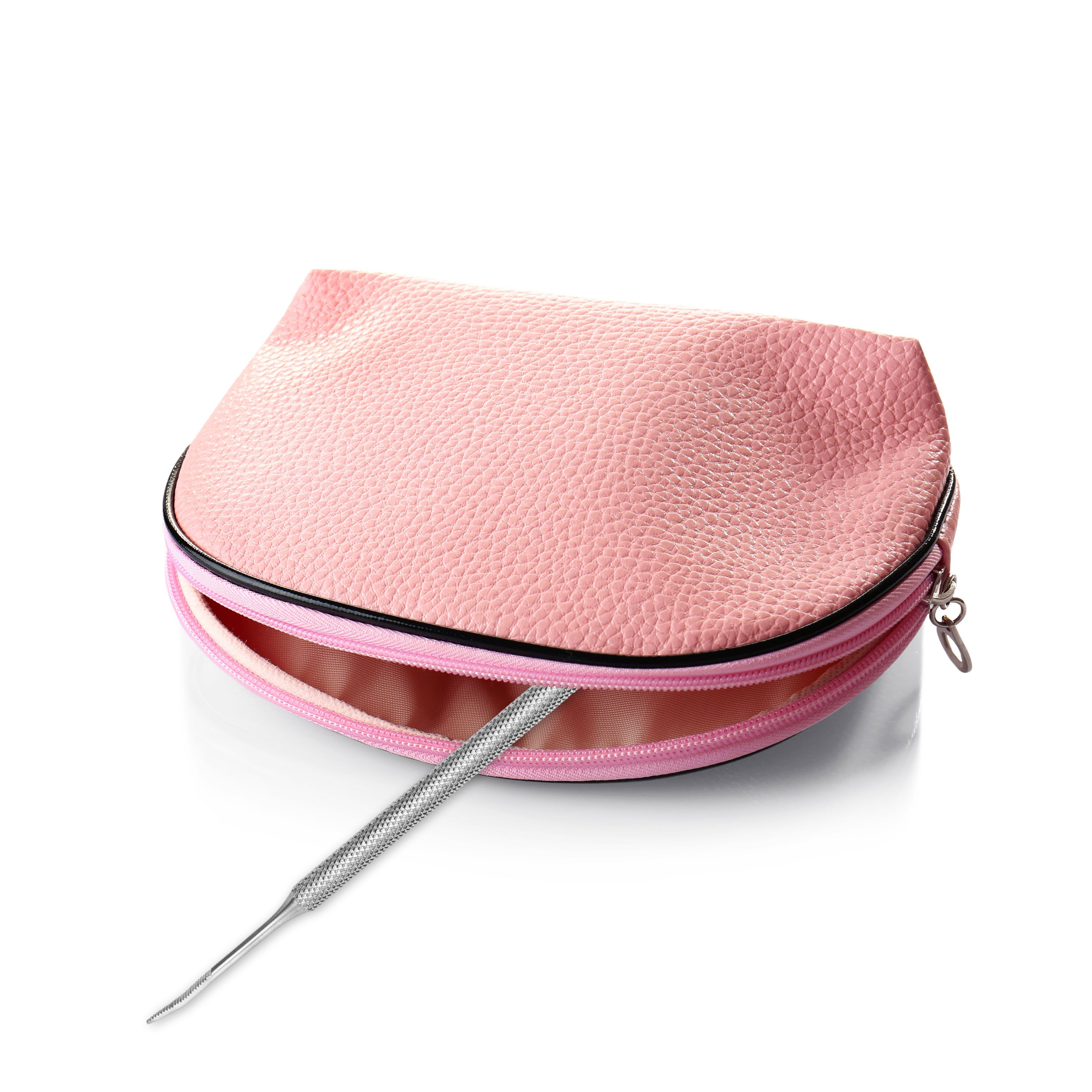 Pochette cosmetica rosa con cerniera. Lima metallica che sporge. Sfondo bianco.