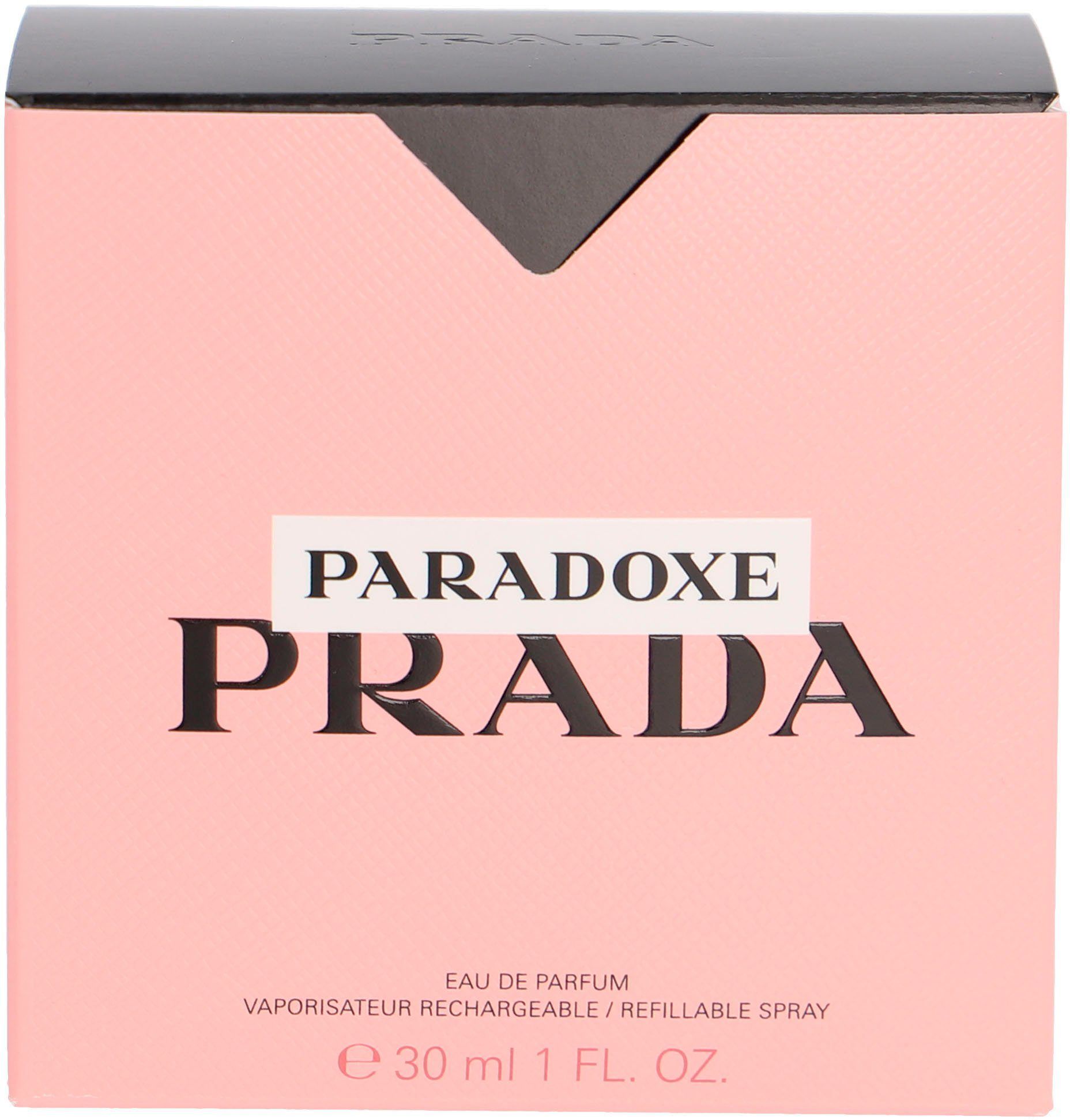 Confezione rosa con triangolo nero. Scritta: Paradoxe Prada, Eau de Parfum, 30 ml.