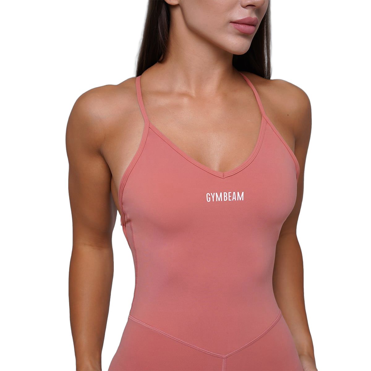 Primo piano della tuta da donna color salmone: scollo a V e logo.