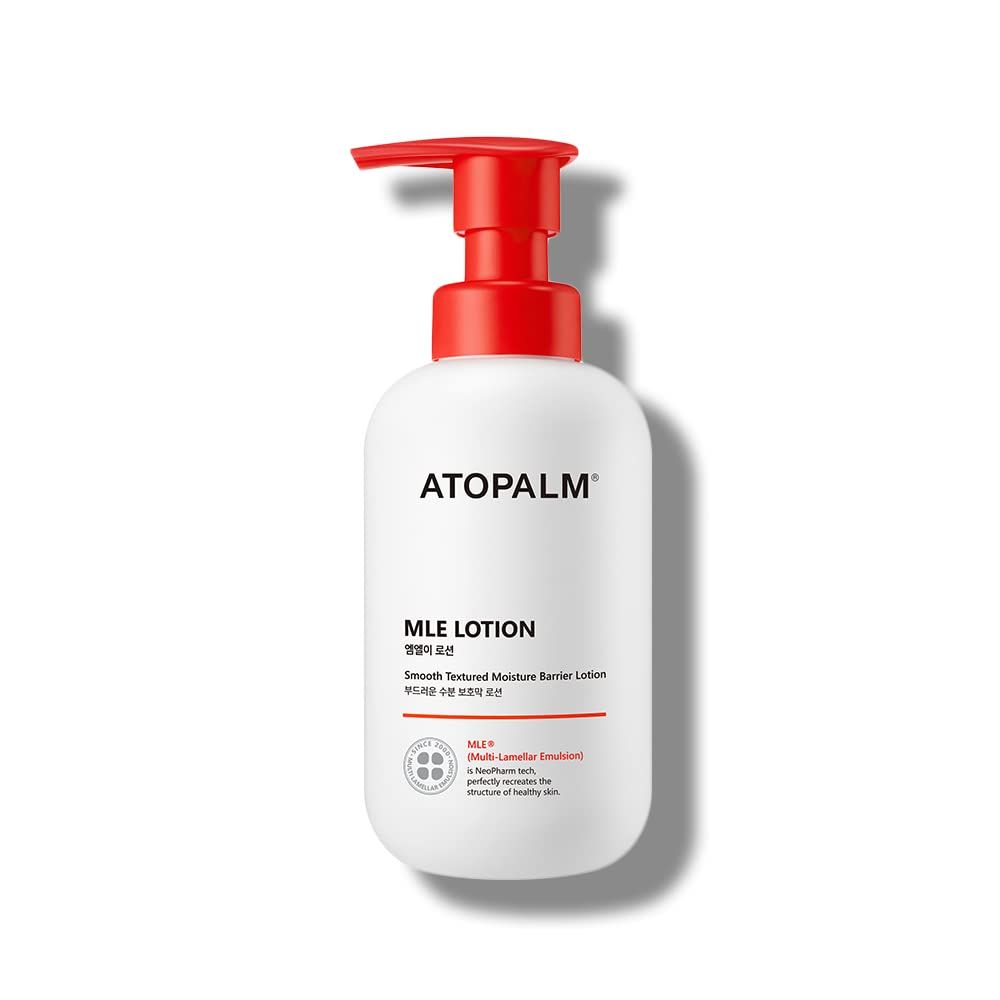 Flacone bianco con erogatore rosso. Scritta: ATOPALM MLE LOTION. Testo in coreano. Adesivo con logo.