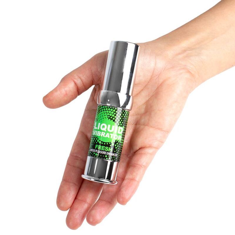Vibratore color argento con etichetta verde. Scritta: LIQUID VIBRATOR FRESH. Appoggiato su una mano.