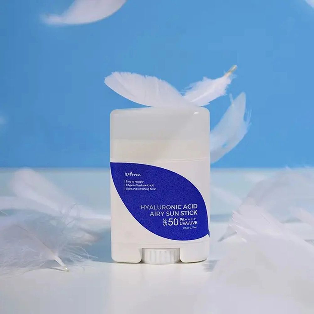 Stick bianco con adesivo blu. Testo: Hyaluronic Acid Airy Sun Stick SPF50+ PA++++. 22g/0.77 oz.