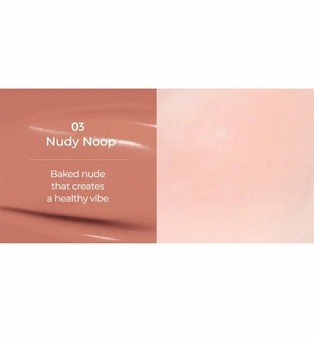 Testo con nome prodotto e tonalità. Accanto, campione di pelle. Testo: Baked nude that creates a healthy vibe.