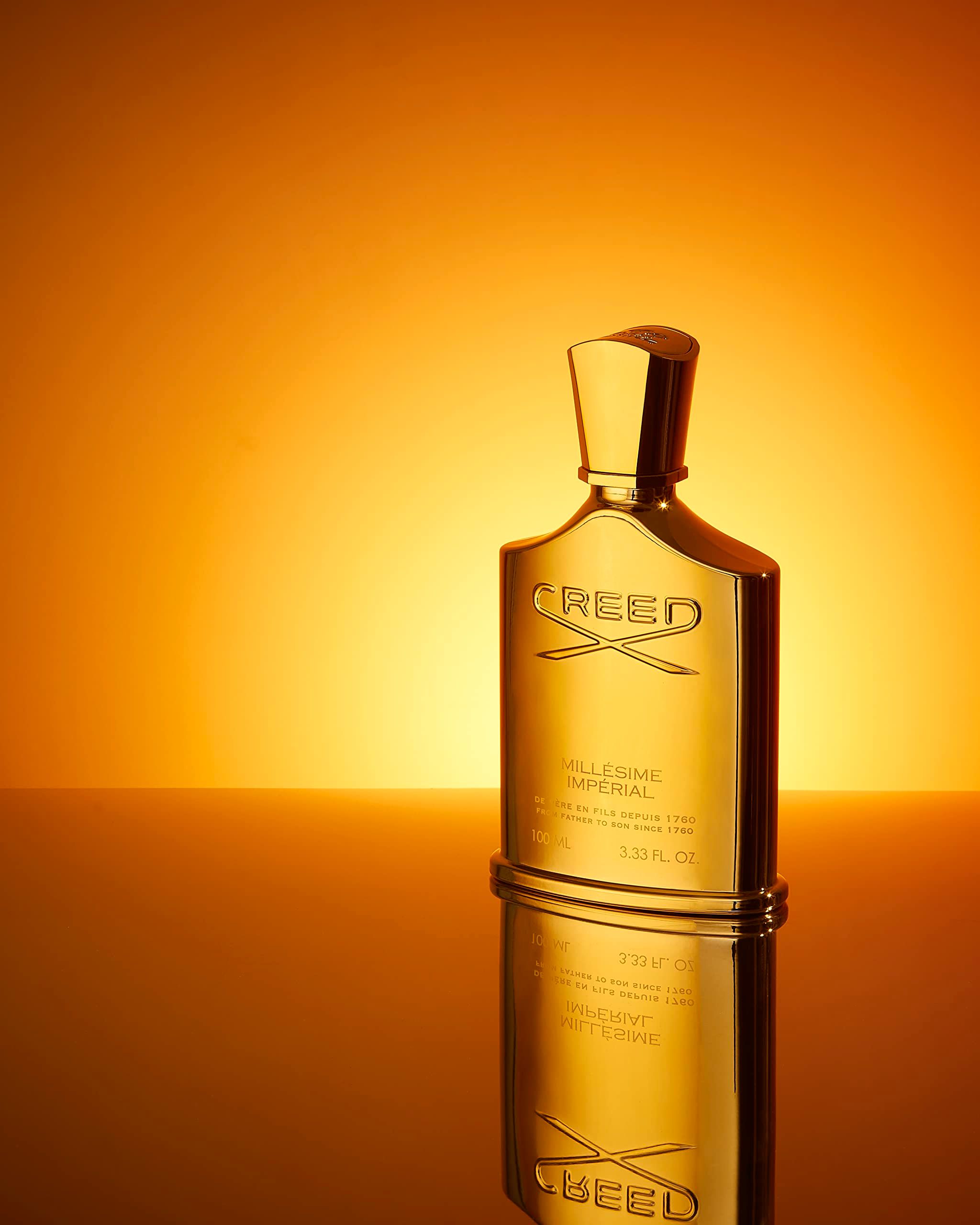 Flacone dorato con tappo dorato, su una superficie riflettente. Scritta CREED e MILLÉSIME IMPERIAL.