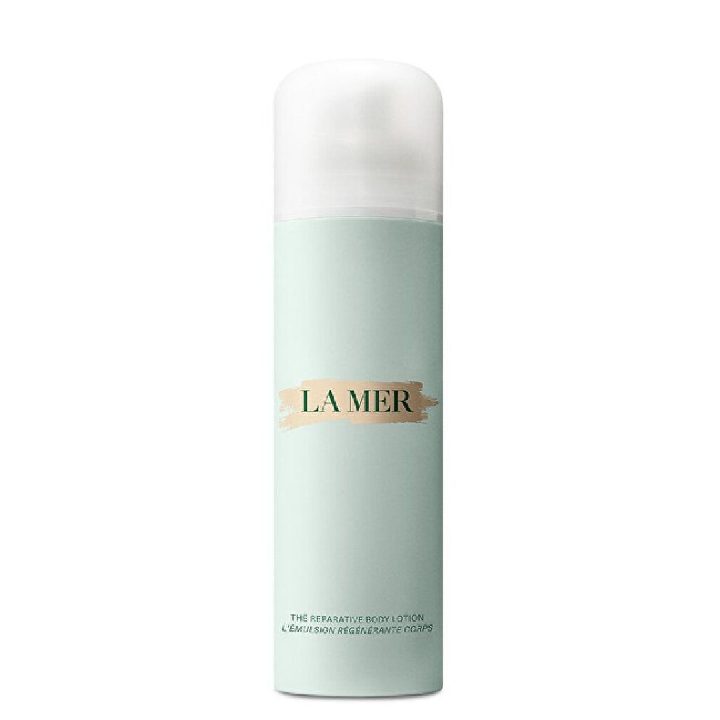 Flacone verde chiaro con tappo bianco. Scritta "LA MER". Testo sottostante: "THE REPARATIVE BODY LOTION & EMULSION REGENERANTE CORPS".