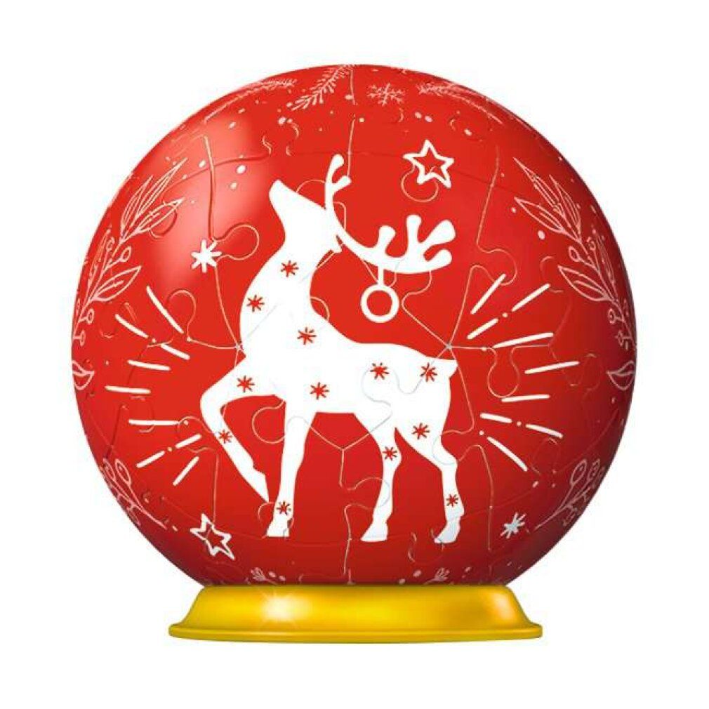 Puzzleball rosso con motivo renna bianco. Base gialla. Decorazione natalizia. Pezzi del puzzle visibili.