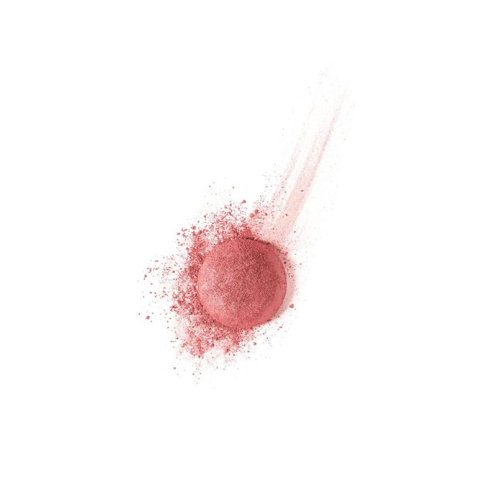 Fard rosa sbriciolato. Sfondo bianco.