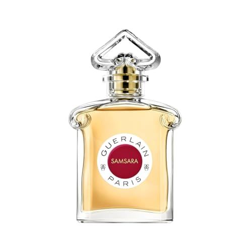Flacone di profumo con tappo dorato e scritta Samsara. Adesivo rotondo con sfondo rosso e testo bianco.
