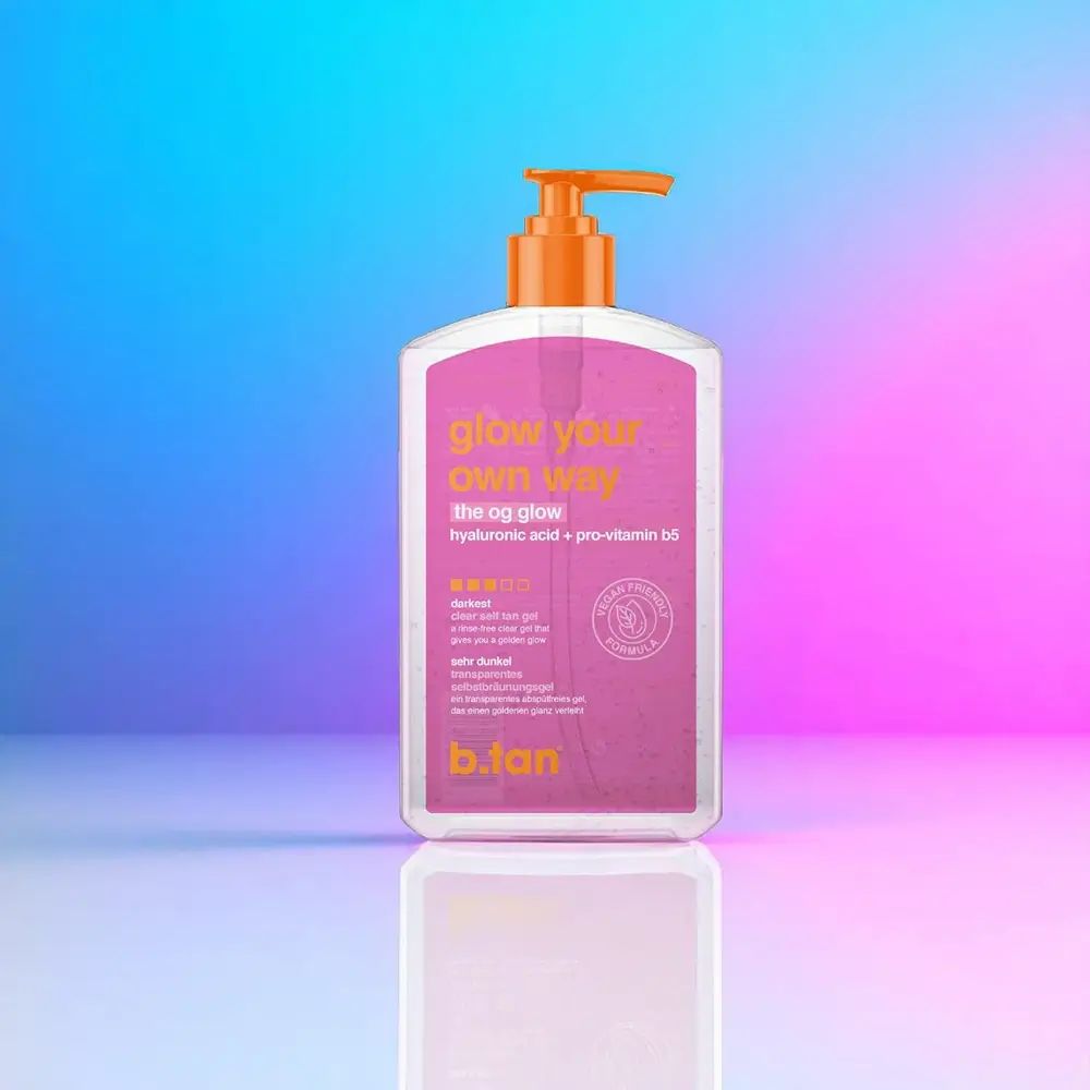 Flacone trasparente con etichetta rosa. Scritta: glow your own way, the og glow, b.tan. Con dosatore.
