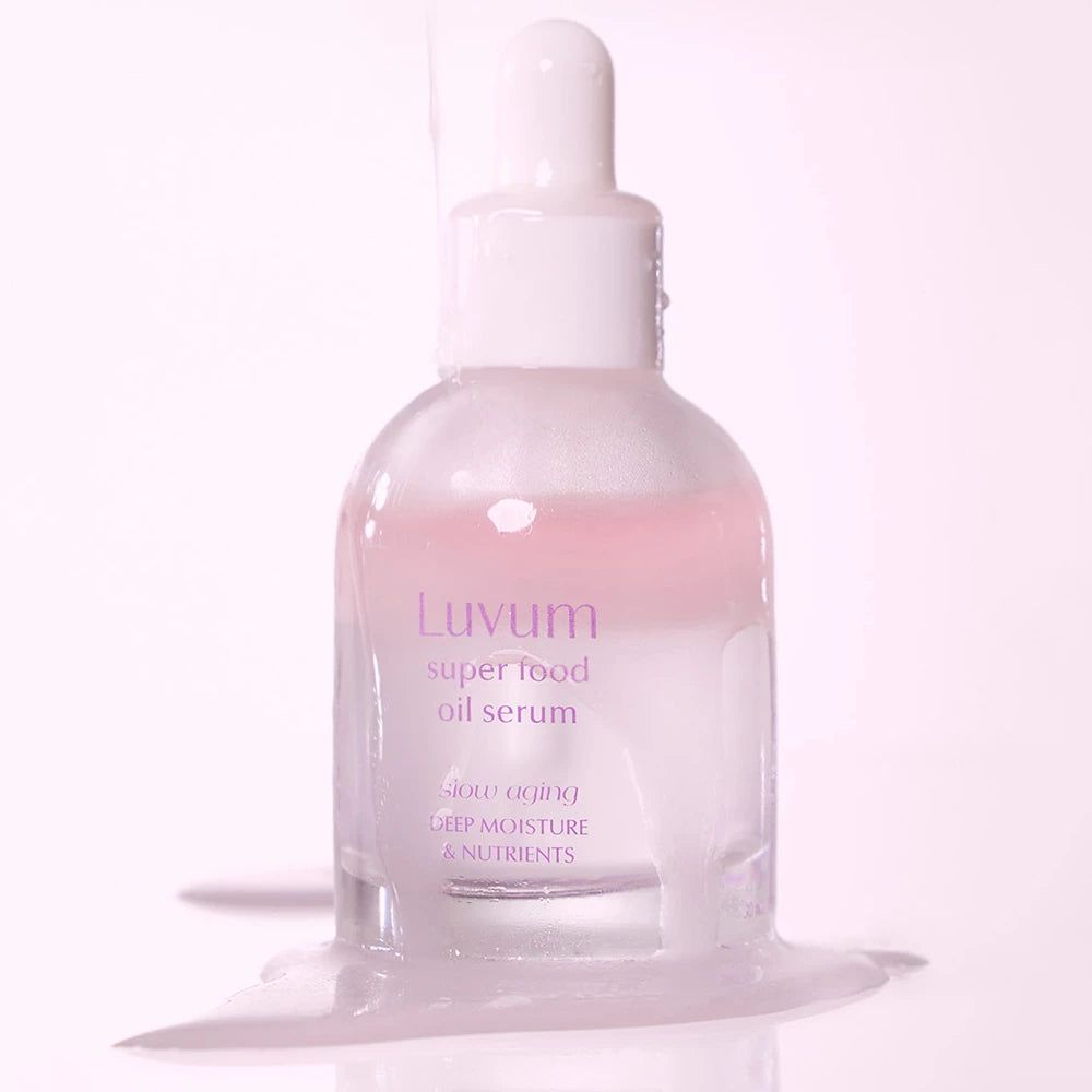 Flacone di siero con contagocce. Nome prodotto: Luvum. Testo: Superfood Oil Serum. Liquido che cola.