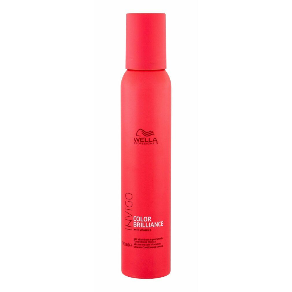 Wella Invigo Color Brilliance Vitamin Mousse in un erogatore rosso.