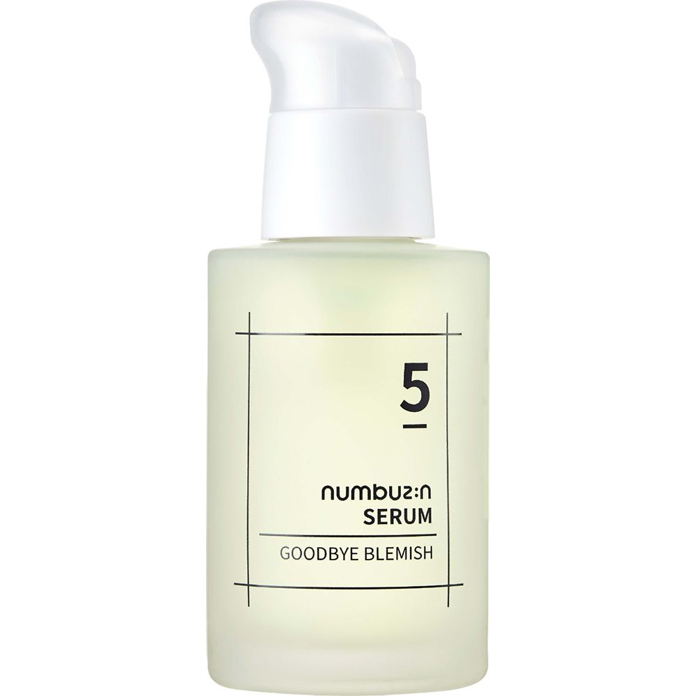 Flacone di siero con erogatore bianco. Scritta: 5, numbuz:n SERUM, GOODBYE BLEMISH. Forma rettangolare, liquido trasparente.