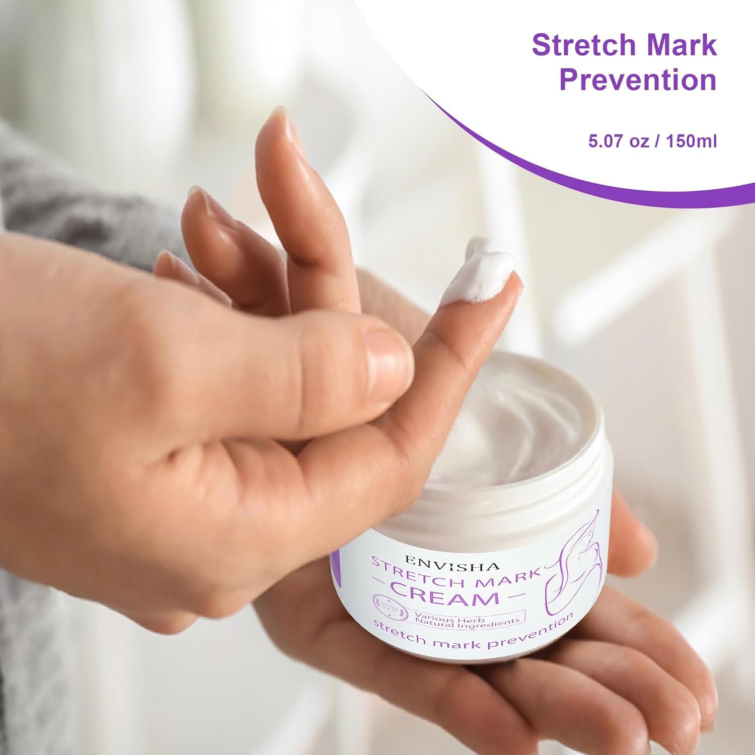 Vasetto di crema ENVISHA e crema sul dito. Testo: Prevenzione delle smagliature, 5.07 oz / 150ml.