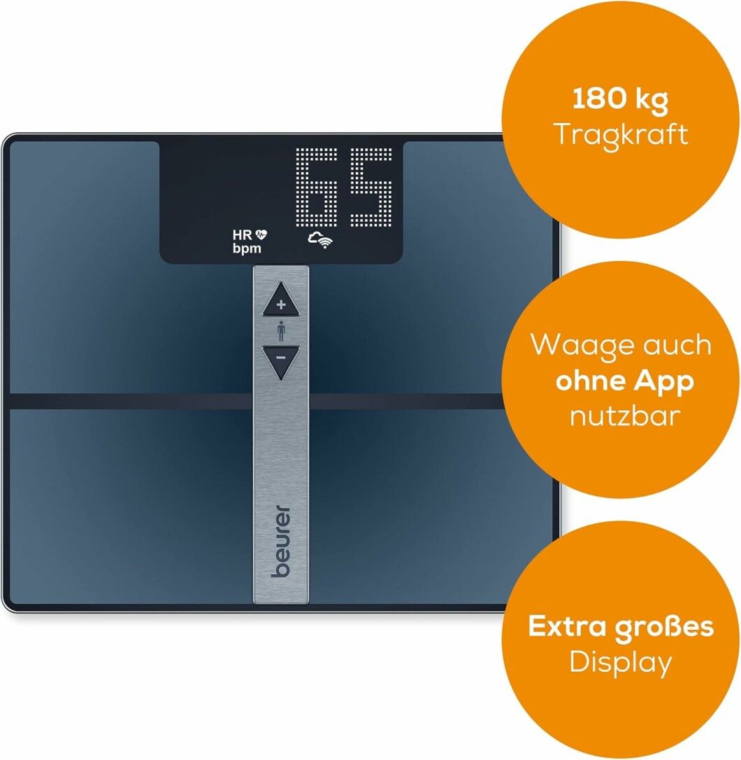 Bilancia Beurer BF 980. Superficie in vetro blu, ampio display con peso. Pannello di controllo con frecce. Testo: Beurer.