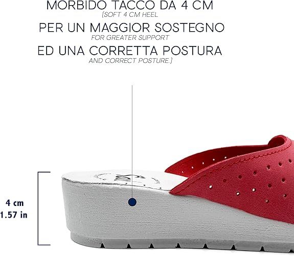 Primo piano del lato di un sandalo rosso. Tacco da 4 cm. Marchio Sanì.