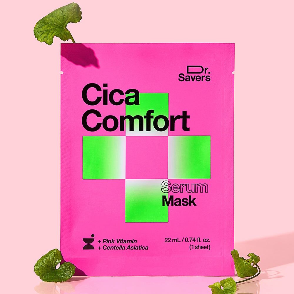 Maschera siero IT'S SKIN Dr. Savers Cica Comfort, confezione rosa, circondata da foglie verdi.