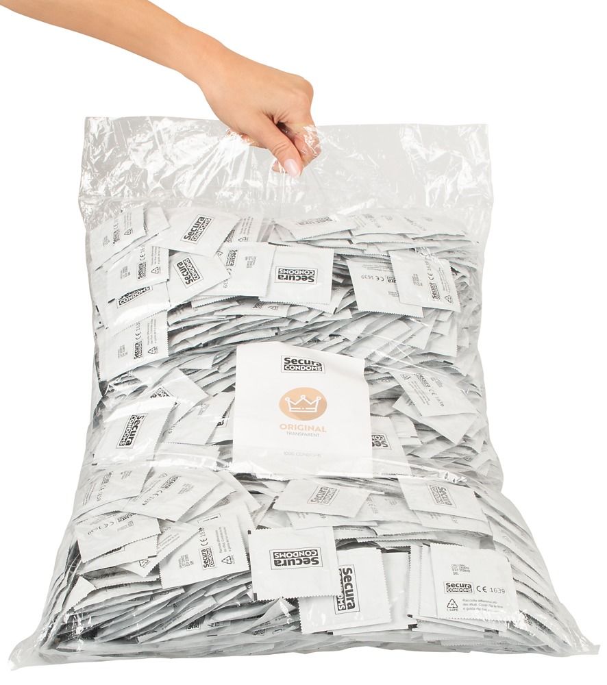 Grande sacchetto di preservativi confezionati singolarmente. Una mano tiene il sacchetto. Sulle confezioni è scritto "Secura Condoms".