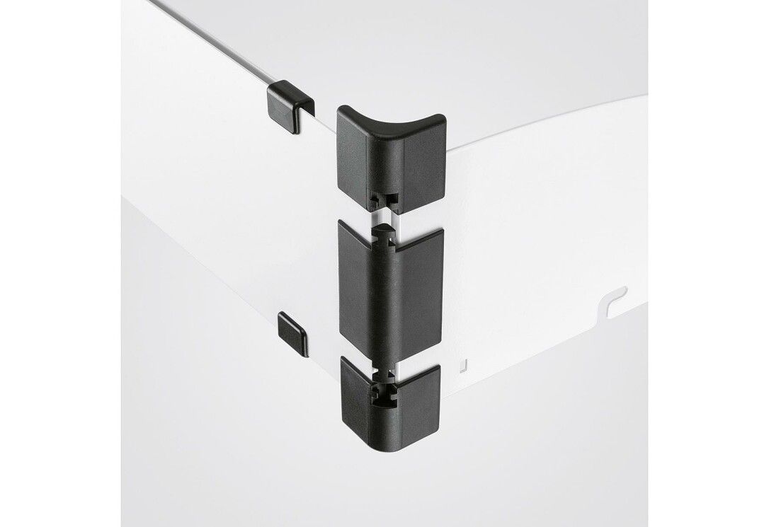 Protezione angolare per piani cottura. Parti in plastica nera collegano pannelli bianchi. Forma angolare.