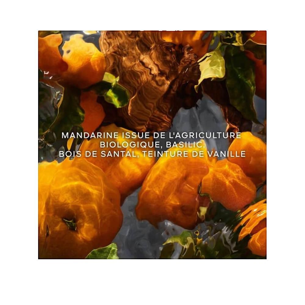 Primo piano di mandarini in acqua. Testo: Mandarine issue de l'agriculture biologique, Basilic, Bois de Santal, Teinture de Vanille.
