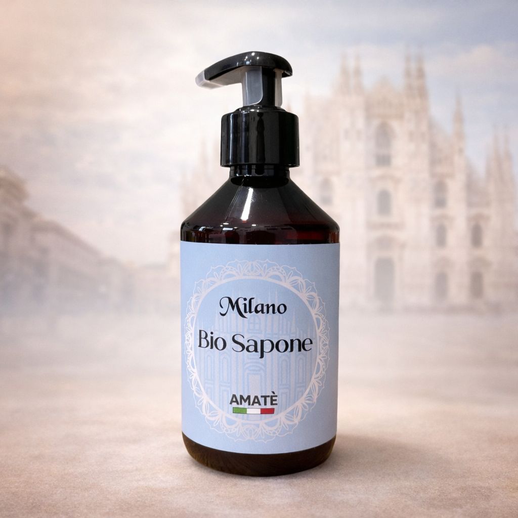 Flacone marrone con dosatore nero. Etichetta: Milano Bio Sapone. Logo AMATÈ. Sfondo: Duomo di Milano.