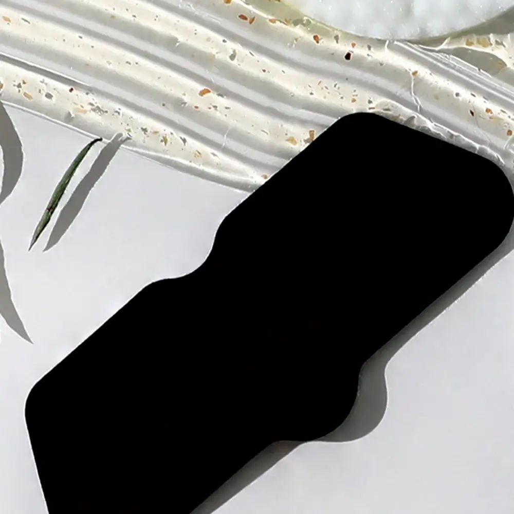 Maschera nasale nera di forma curva, adatta al naso.
