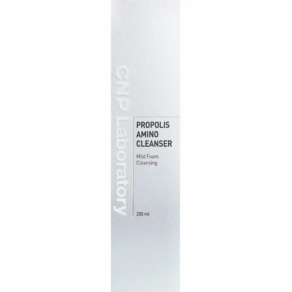 Confezione bianca. Scritta: CNP Laboratory, Propolis Amino Cleanser. Testo nero su sfondo bianco.