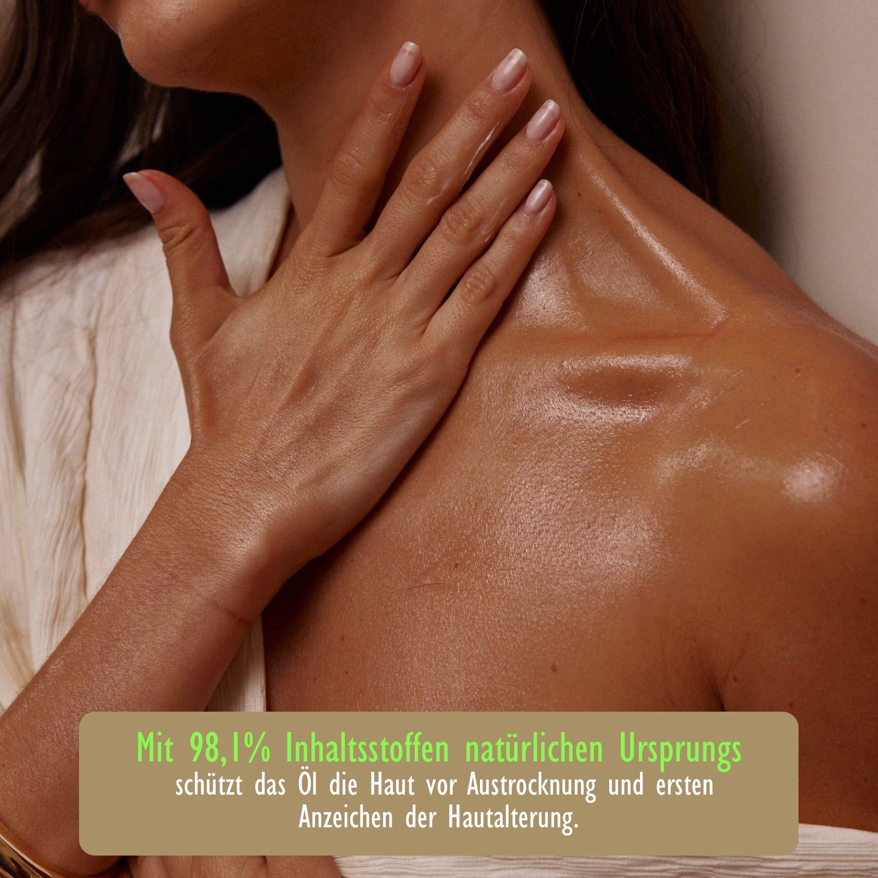 Donna con pelle oliata. Focus su collo e spalla. Testo: Con il 98,1% di ingredienti di origine naturale, l'olio protegge la pelle dalla disidratazione.