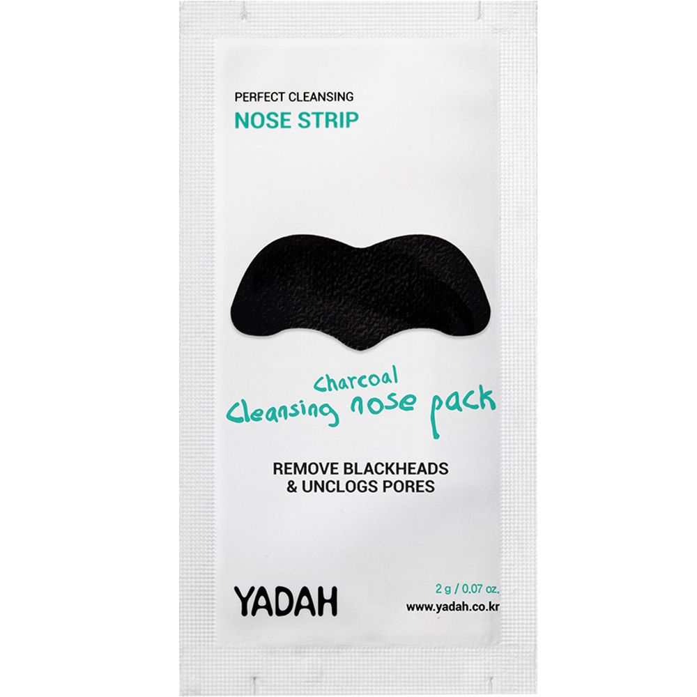 Confezione con cerotto nasale. Cerotto nero a forma di naso. Testo: YADAH, Charcoal Cleansing Nose Pack, rimuove i punti neri e libera i pori.
