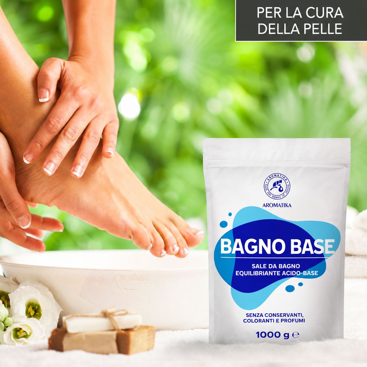 Busta bianca con logo blu e scritta BAGNO BASE. Scritta: Sale da bagno, equilibrio acido-base. 1000 g. Piedi in una ciotola.
