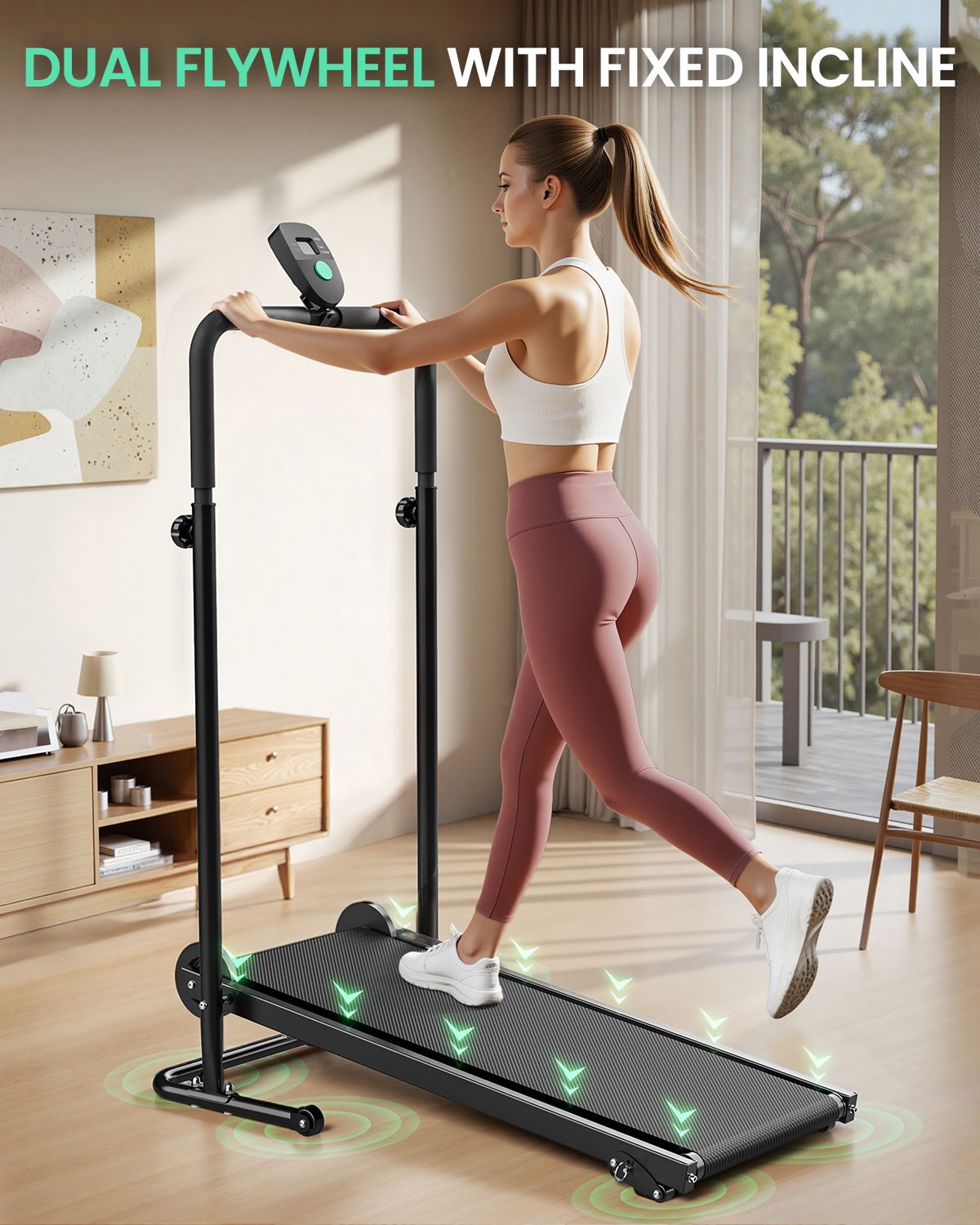 Donna che si allena su un tapis roulant manuale nero. Con maniglie e display. Soggiorno sullo sfondo.