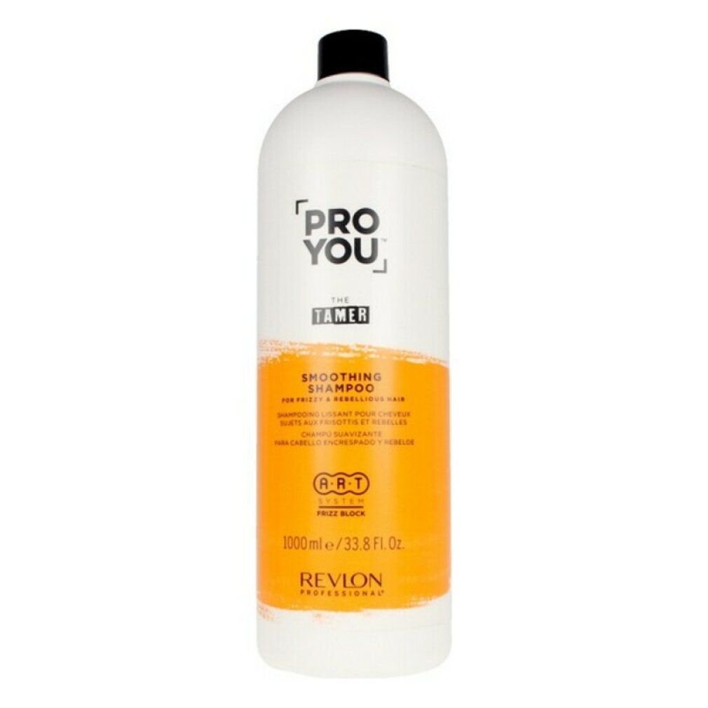 Flacone di shampoo bianco con tappo nero. Striscia arancione con testo. Visibili "PRO YOU The Tamer" e "Smoothing Shampoo".
