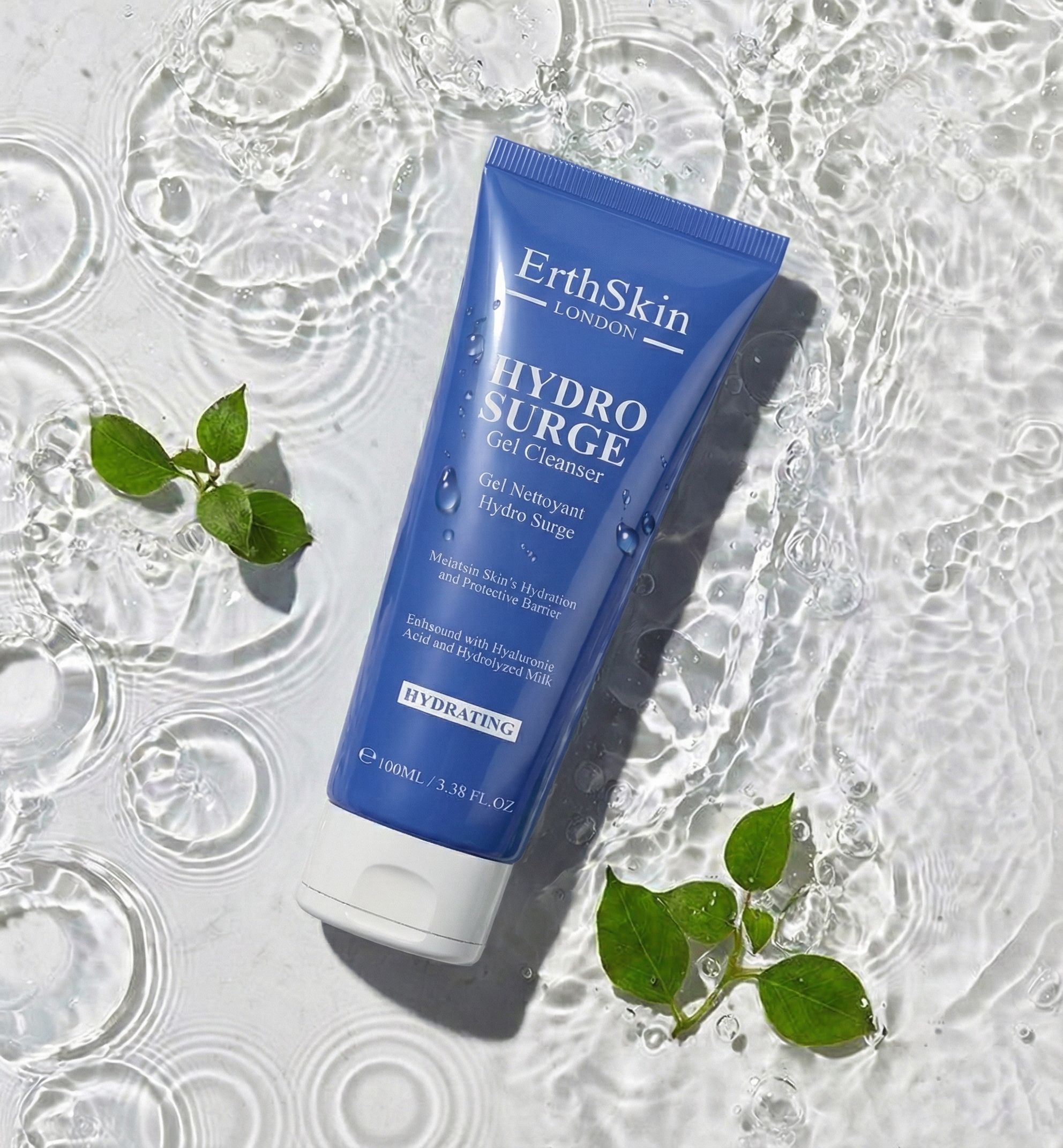 Tubo blu con testo. Acqua con foglie sullo sfondo. Nome prodotto: HYDRO SURGE Gel Cleanser.