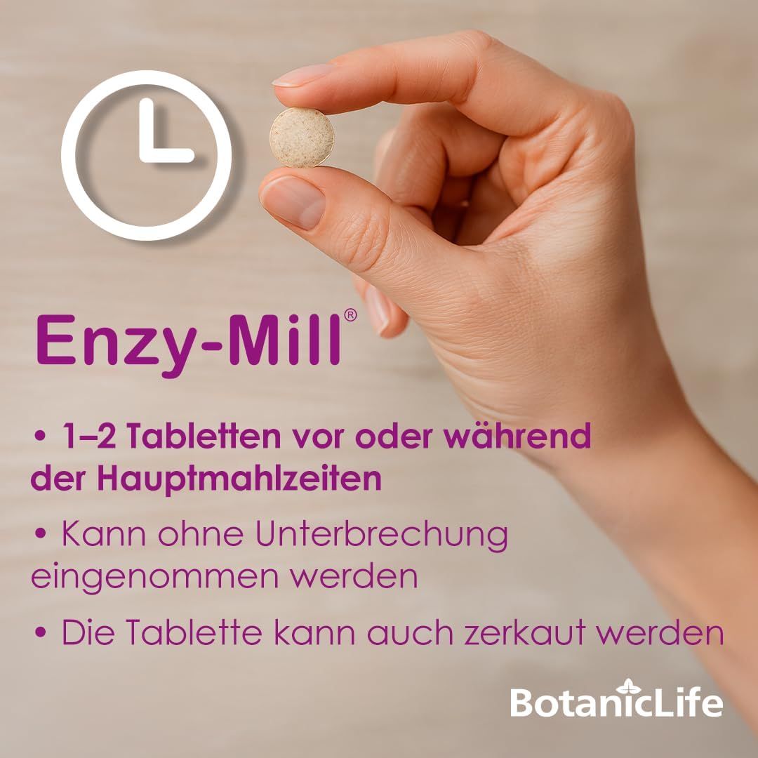 Mano che tiene una compressa. Testo: Enzy-Mill, 1-2 compresse prima o durante i pasti principali, può essere assunto ininterrottamente. Marchio: BotanicLife.