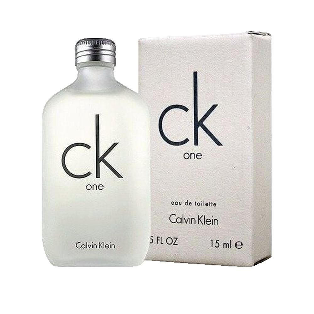 Flacone e confezione di Calvin Klein CK One. Vetro bianco, tappo argentato, logo nero. Confezione con logo e testo.