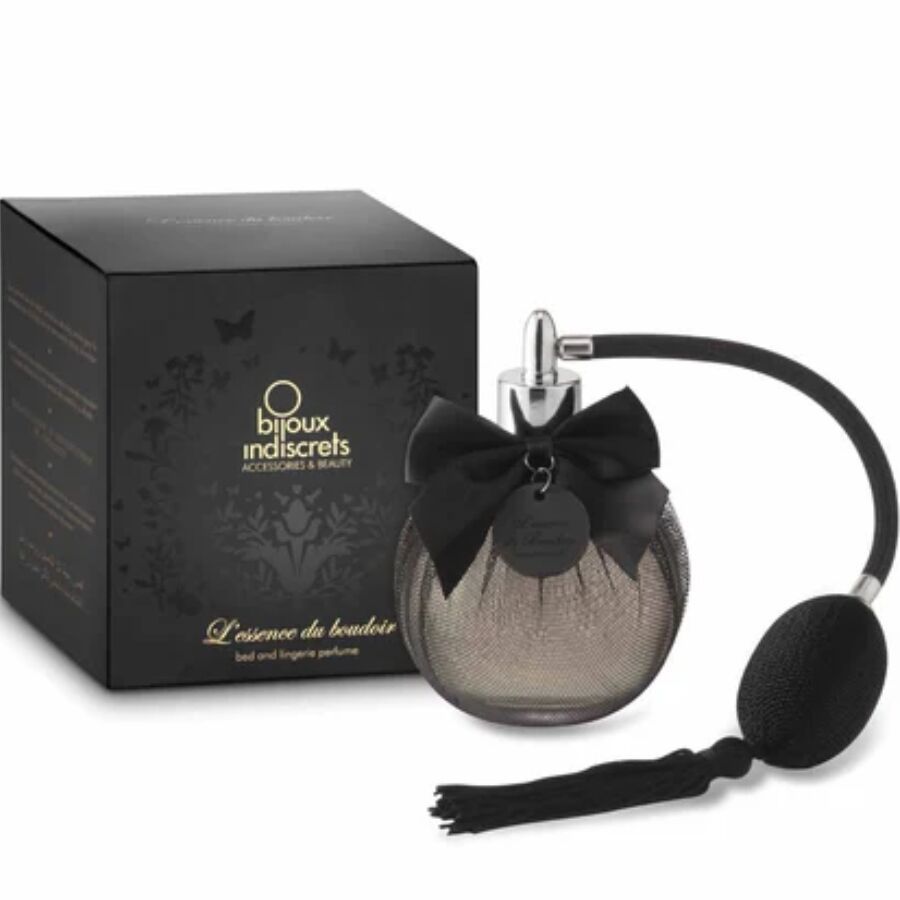 Flacone rotondo con fiocco nero e vaporizzatore. Confezione nera con logo e scritta. "L'essence du boudoir".
