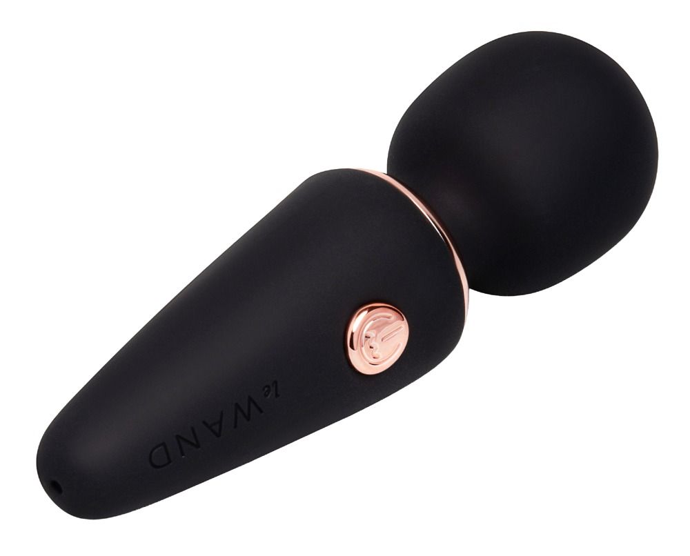 Vibratore nero con anello e pulsante oro rosa, in mano.