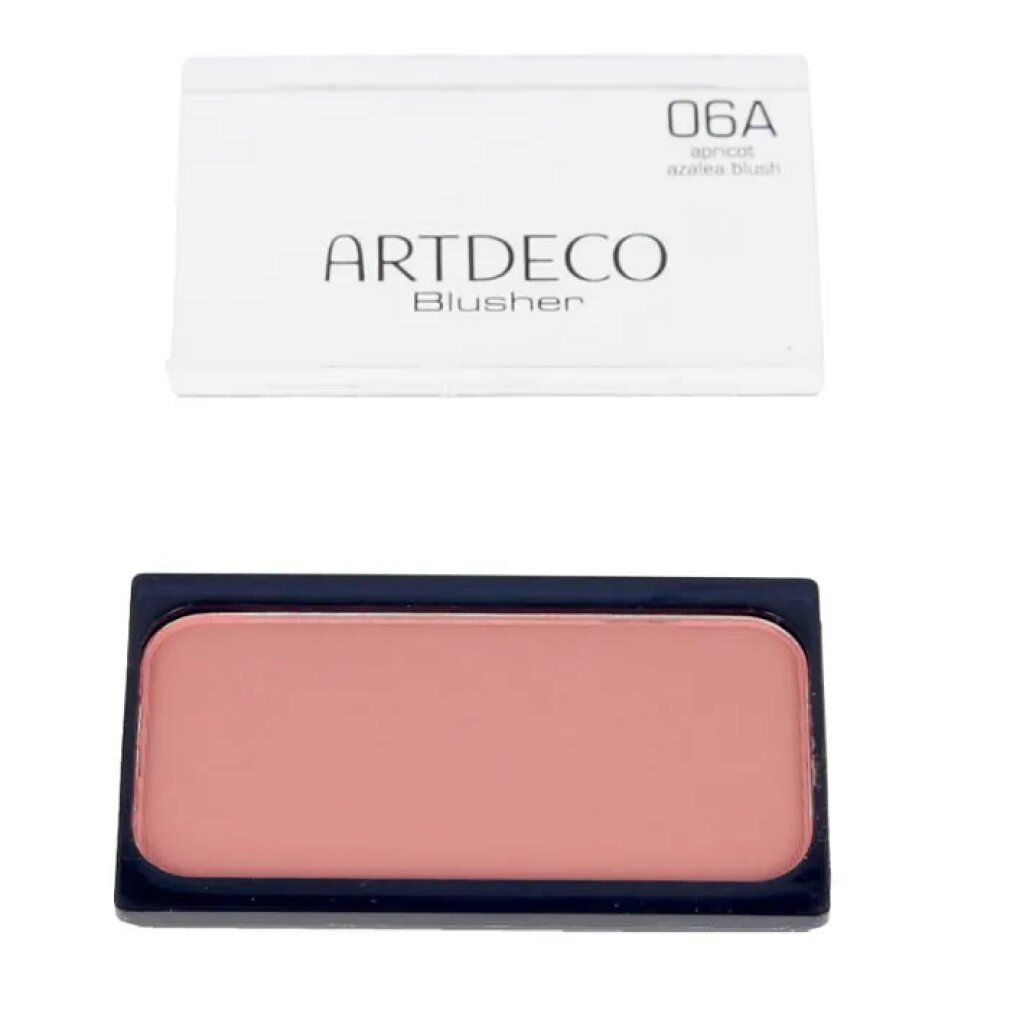 Artdeco Blusher 06A Apricot Azalea Blush. Fard in polvere compatto rosa rettangolare in contenitore nero con coperchio bianco. Marchio e nome della tonalità.
