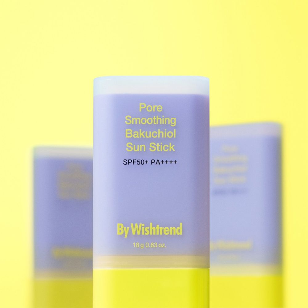Più stick solari viola e gialli. Scritta: Pore Smoothing Bakuchiol Sun Stick SPF50+ PA++++. Marchio: By Wishtrend. Sfondo giallo.