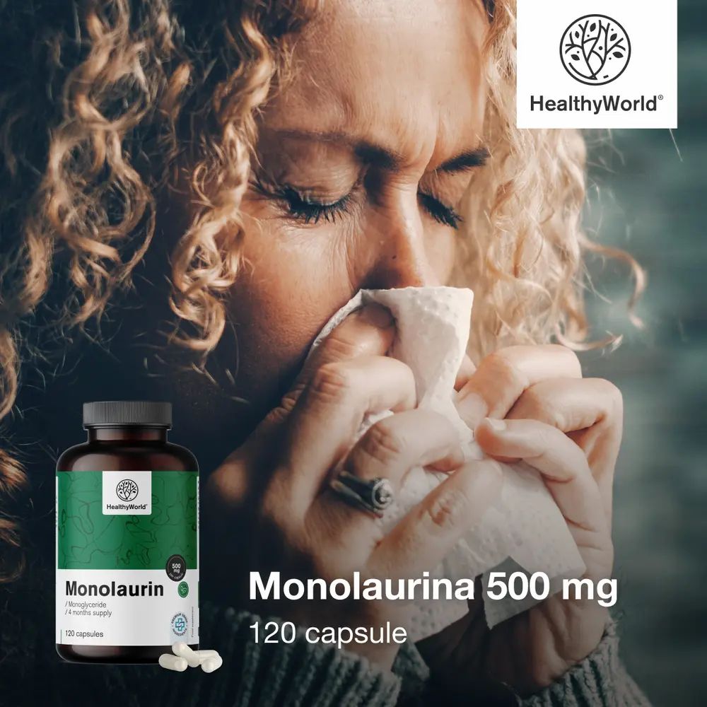 Donna con scatola di Monolaurina 500 mg, si soffia il naso.